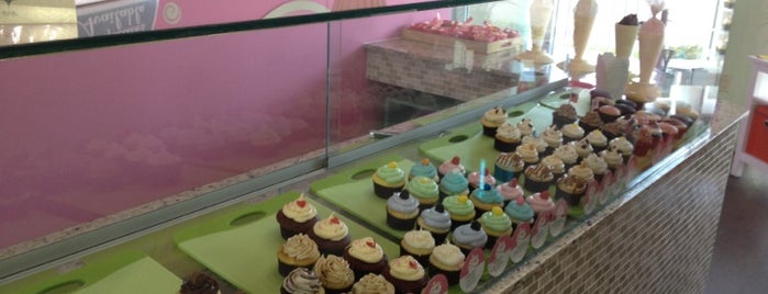 Sweet Cupcake Bar is one of Lugares guardados de JMatt.