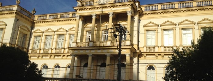 Palácio da Justiça is one of Lugares favoritos de Defne.
