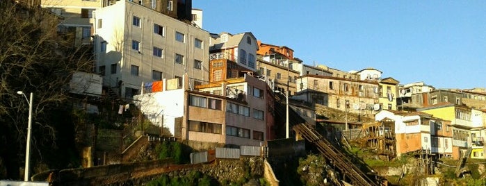 Ascensor Lecheros is one of Ascensores de Valparaíso.
