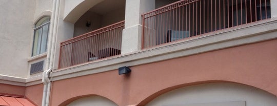 Hotel Indigo San Antonio-Riverwalk is one of สถานที่ที่ Victoria ถูกใจ.