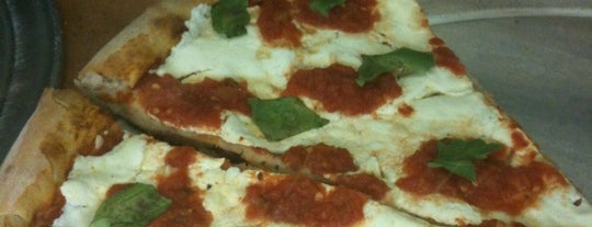 Genovese Pizza is one of Locais salvos de DaSH.
