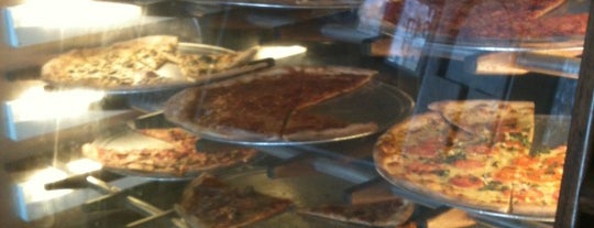Pizzeria Luigi is one of Lugares favoritos de Robert.