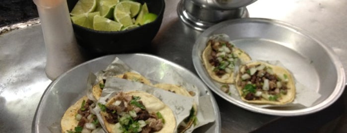 Tacos Joven (Mercado Pino Pino Suarez) is one of สถานที่ที่ Luis ถูกใจ.