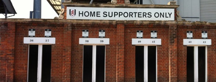 クレイヴン・コテージ is one of Premier League Football Grounds.