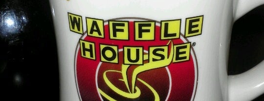 Waffle House is one of สถานที่ที่ J ถูกใจ.