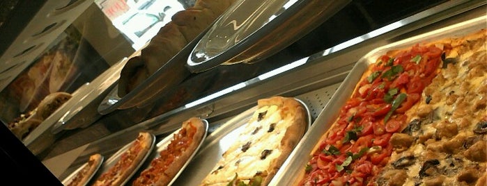 Napoli Pizza is one of Posti che sono piaciuti a Paul Sunghan.