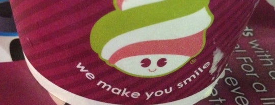 Menchie's Frozen Yogurt is one of สถานที่ที่ Jamie ถูกใจ.