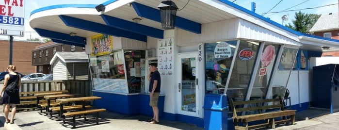Tom's Dairy Freeze is one of Tempat yang Disukai Alan.