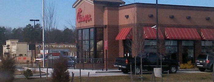 Chick-fil-A is one of Lugares favoritos de Dale.