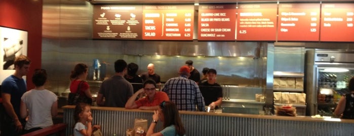 Chipotle Mexican Grill is one of สถานที่ที่ Fenrari ถูกใจ.
