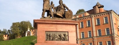 Памятник Минину и Пожарскому is one of История, памятники, личности, площади.