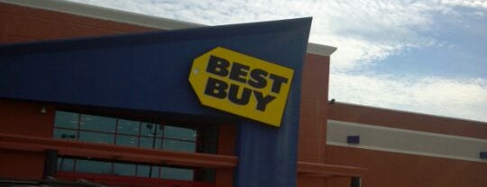 Best Buy is one of Tempat yang Disukai Brittaney.