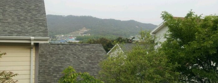 오션힐팬션리조트 is one of 충청남도의 게스트하우스/Guesthouses in South Chungcheong Area.