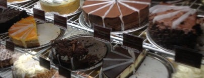 The Cheesecake Factory is one of Lugares favoritos de Tessa.