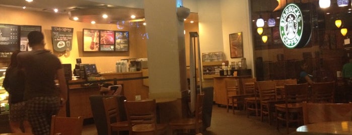 Starbucks is one of Lugares guardados de Gina.
