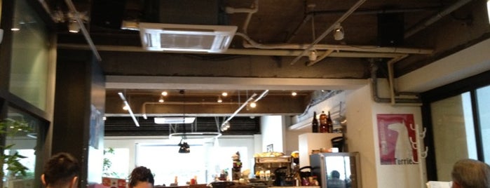 GOOD MORNING CAFE 千駄ヶ谷 is one of Locais salvos de Nobuyuki.