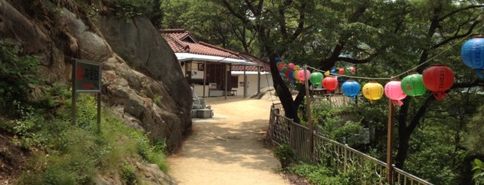 자운암 is one of Buddhist temples in Gyeonggi.