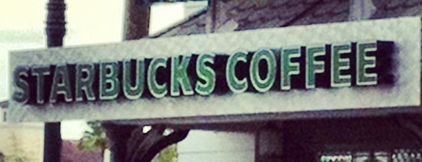 Starbucks is one of Locais curtidos por Fernando.
