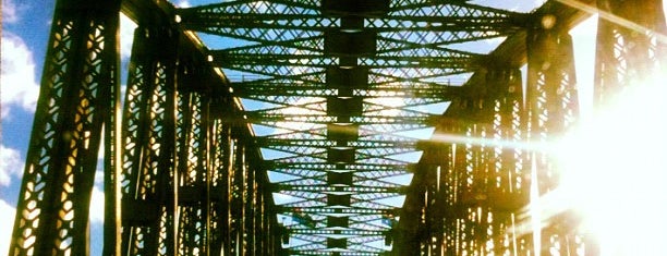 Sydney Harbour Bridge is one of Sydney sights & sounds.