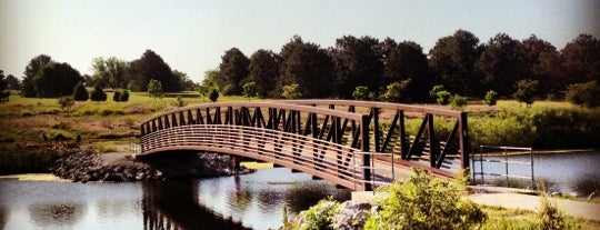 Holmes Lake Park is one of Tempat yang Disukai Diana.