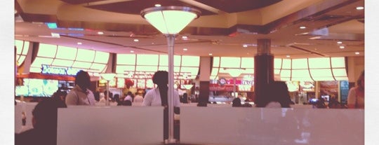 Food Court @ Towson Town Center is one of Lugares favoritos de Chris.