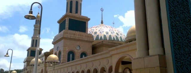 Masjid Islamic Centre is one of สถานที่ที่บันทึกไว้ของ Kimmie.