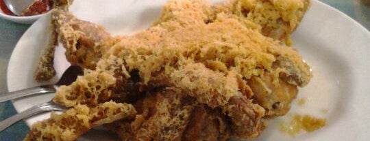 Ayam Goreng Suharti is one of Aさんのお気に入りスポット.