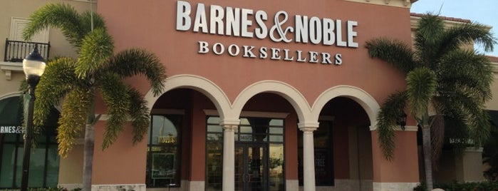 Barnes & Noble is one of Lieux qui ont plu à Karem.