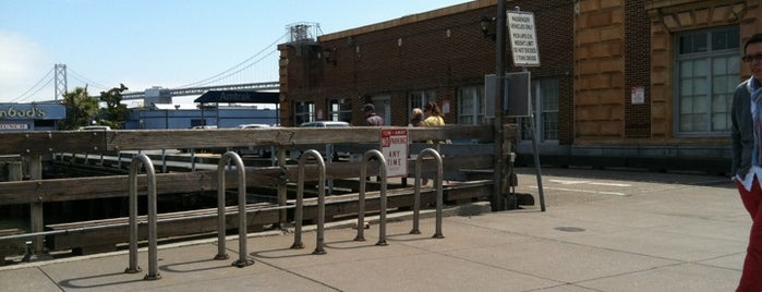 Amtrak Ferry Building Bus Station (SFC) is one of สถานที่ที่บันทึกไว้ของ Brad.