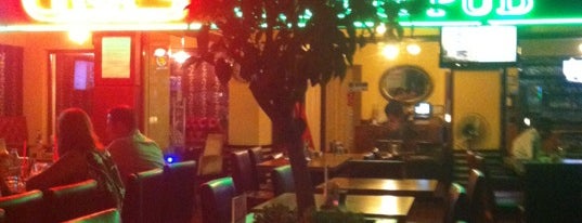 Chops Cafe & Pub is one of Tempat yang Disukai Emine.