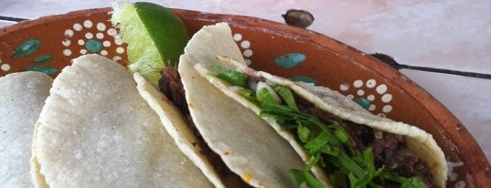 Tacos Pipos is one of สถานที่ที่ Mariana ถูกใจ.