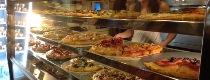 La Pizza del Born is one of Tempat yang Disimpan Francesc.