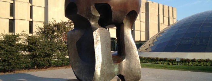 Nuclear Energy (Henry Moore sculpture) - Site of first controlled nuclear reaction is one of Orte, die David gefallen.