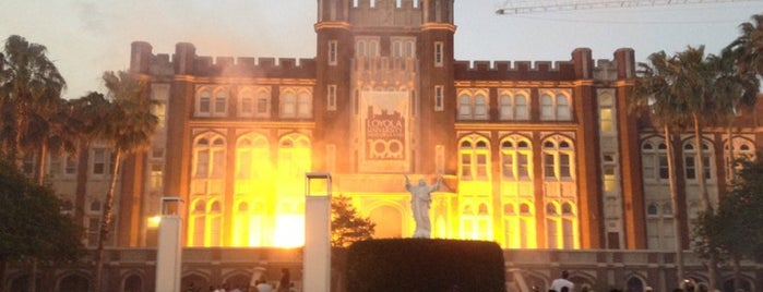 Loyola University Courtyard is one of Posti che sono piaciuti a Andrea.