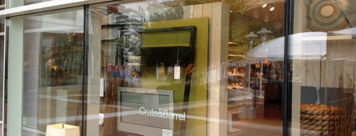 Crate & Barrel is one of Joanさんのお気に入りスポット.