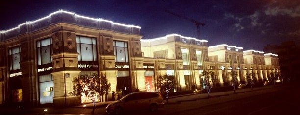 Louis Vuitton is one of Магазины.
