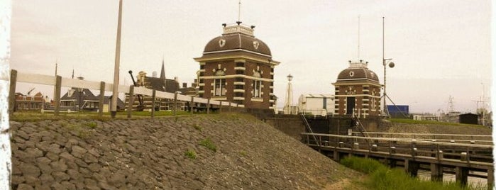 Gemeentelijke Buitenjachthaven Lemmer is one of Varen in Friesland: havens, water en horeca.