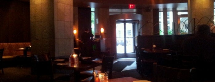 P.F. Chang's is one of Lugares favoritos de Adrienne.