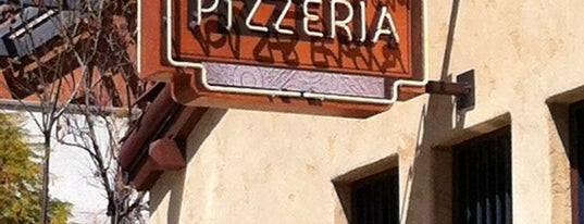 The Luggage Room Pizzeria is one of Pasadena.