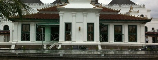 Masjid Agung Palembang is one of Lugares favoritos de Pinky.