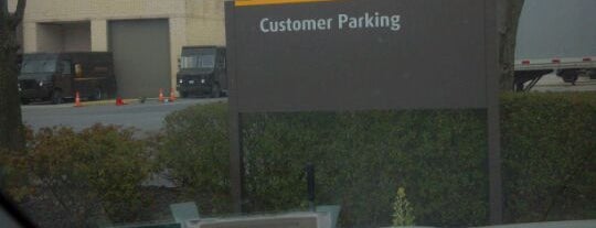 UPS Warehouse is one of สถานที่ที่ Lynn ถูกใจ.
