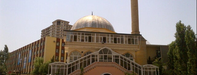 İlahiyyət Məscidi is one of Mosques in Baku.