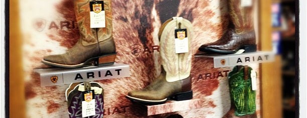 Cavender's Boot City is one of Lugares favoritos de Mariana.