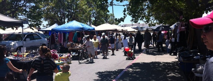 Laney College Flea Market is one of Tempat yang Disukai Teresa.