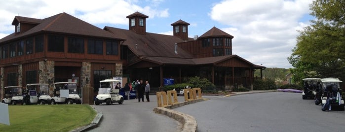 Golden Oaks Golf Club is one of สถานที่ที่ Cris ถูกใจ.