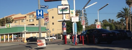 Bob's Market & Liquor is one of Christopher'in Beğendiği Mekanlar.