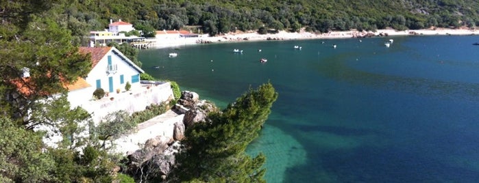 Praia do Portinho da Arrábida is one of locais.