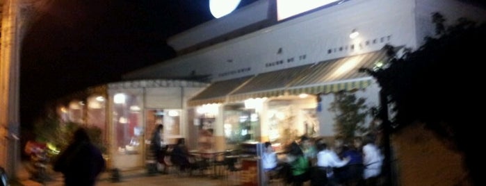 Deli Cafe is one of สถานที่ที่ Anita ถูกใจ.