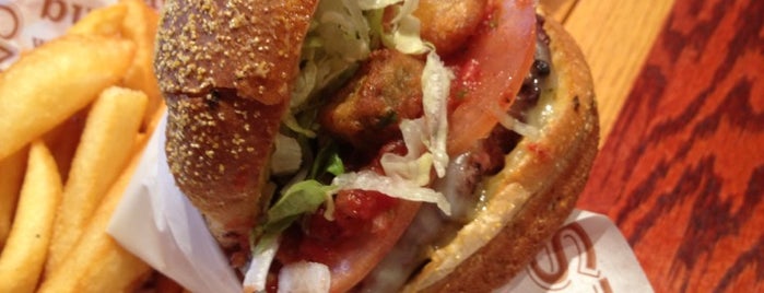 Red Robin Gourmet Burgers and Brews is one of สถานที่ที่ SilverFox ถูกใจ.
