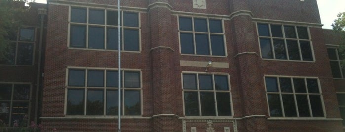 Humes Middle School Elvis Presley is one of สถานที่ที่ Chelsea ถูกใจ.